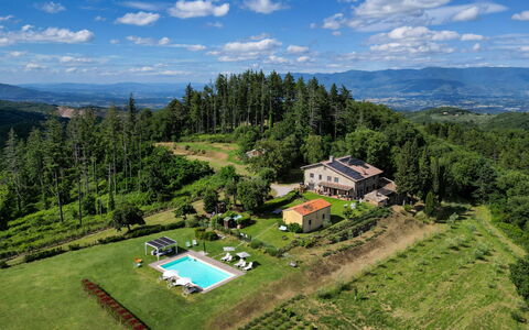 Montelucci Chianti Agrivilla: Nuage, Ciel, Plante, Propriété, Montagne, Bleu, Paysage Naturel, Arbre, Lot Terre, Maison