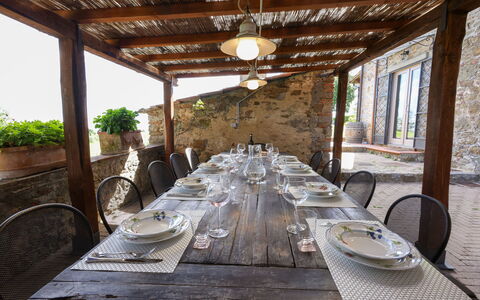 Montelucci Chianti Agrivilla: Table, Plante, Meubles, Vaisselle, Chaise, Bâtiment, Bois, Éclairage, Design Intérieur, Arbre