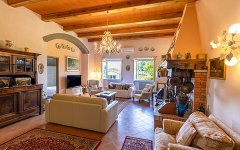 Montelucci Chianti Agrivilla: Cadre, Canapé, Éclairage, Design Intérieur, Jaune, Sol, Salon, Bois, Lampe, Décoration