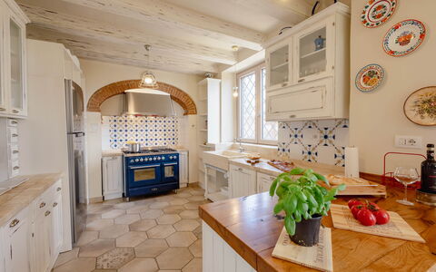 Montelucci Chianti Agrivilla: Cabinetry, Propriété, Comptoir, Cuisine, Bois, Design Intérieur, Architecture, Table, Sol, Sol