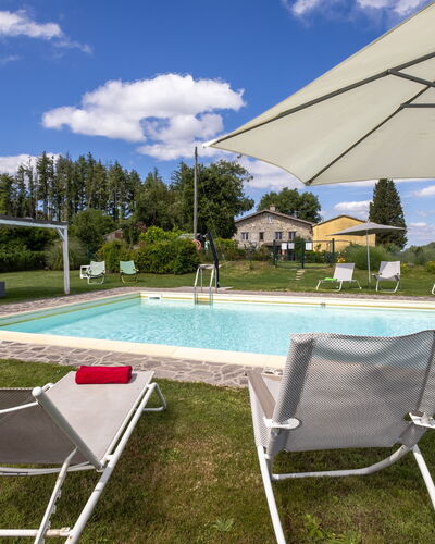 Montelucci Chianti Agrivilla: L'Eau, Nuage, Ciel, Meubles, Propriété, Piscine, Bâtiment, Ombre, Plante, Mobilier De Jardin