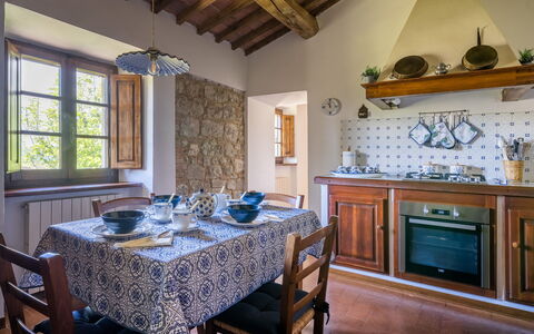 La Palazzina, Ville Di Corsano, Home And Pool: Domicile, Meubles, Maison, Table Cuisine Et Salle A Manger, Cuisine, Salle À Manger, Chaise, Plante D'Appartement, Cabinetry, Comptoir