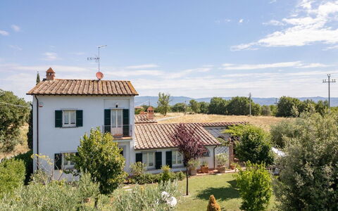 Villa Elena: Ciel, Bâtiment, Maison, Zone Résidentielle, Toit, Domicile, Arbuste, Chalet, Lot Terre