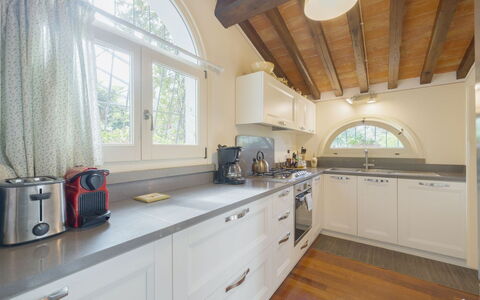 Villa Elena: Cuisine, Design Intérieur, Comptoir, Bois, Plafond, Appareil De Cuisine, Cabinetry, Sol, Principaux Appliance, Meubles