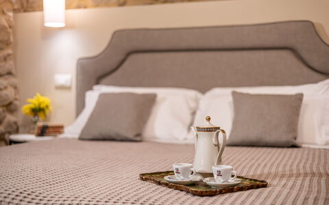 Maccari Suite: Meubles, Chambre, Design Intérieur, Lit, Literie, Drap De Lit, Linge, Textile, Éclairage, Pièce