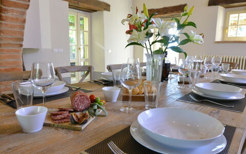 Villa Il Troscione: Meubles, Vaisselle, Table, Chaise, Bois, Design Intérieur, Table Cuisine Et Salle A Manger, Serveware, Salle À Manger, Sol