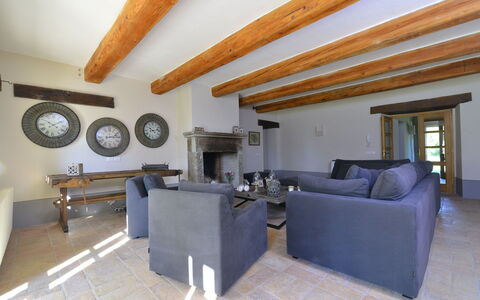 Villa Il Troscione: Meubles, Design Intérieur, Mur, Sol, Bois, Sol, Plafond, Pièce, Canapé, Salon