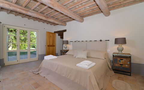 Villa Il Troscione: Meubles, Lit, Design Intérieur, Chambre, Sol, Bois, Sol, Literie, Drap De Lit, Domicile