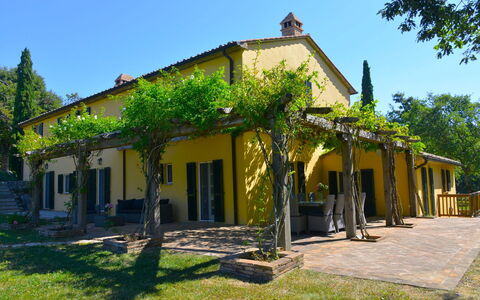 Villa Il Troscione: Domicile, Ombre, Porte, Printemps, Chalet, Biens, Hacienda, Porche, Jardin, Cour