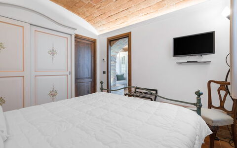 Le Volte, Borgo Campassini, Monteriggioni: Chambre, Meubles, Design Intérieur, Lit, Mur, Drap De Lit, Literie, Plafond, Cadre De Lit, Éclairage