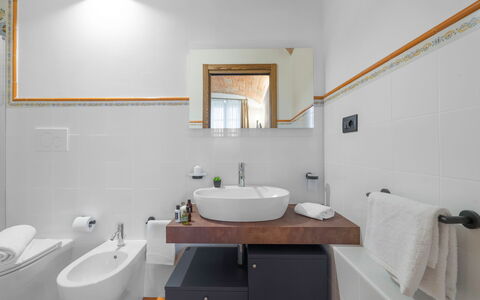 Le Volte, Borgo Campassini, Monteriggioni: Design Intérieur, Luminaire Plomberie, Sol, Salle De Bains, Lavabo, Évier, Mur, Sol, Bois, Robinet