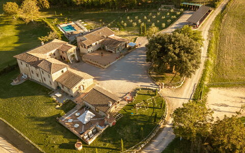 Le Torri, Borgo Campassini, Monteriggioni: Zone Résidentielle, Maison, Domicile, Biens, Paysage, Plaine, Lot Terre, Zone Rurale, Établissements Humains, Chalet