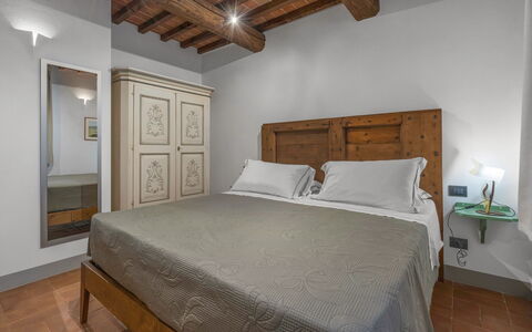 Le Torri, Borgo Campassini, Monteriggioni: Meubles, Chambre, Design Intérieur, Lit, Sol, Plafond, Pièce, Drap De Lit, Sol, Literie