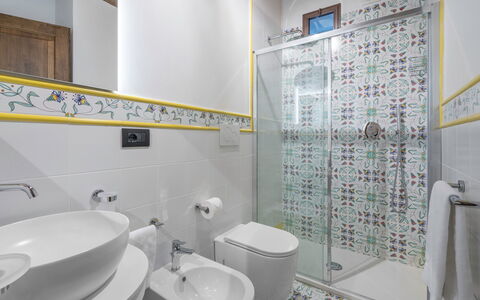 Le Torri, Borgo Campassini, Monteriggioni: Design Intérieur, Sol, Sol, Luminaire Plomberie, Tuile, Robinet, Salle De Bains, Plomberie, Pièce, Évier