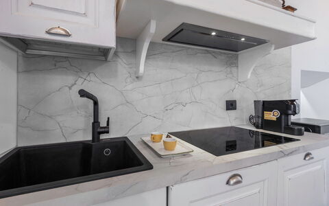 Il Borgo, Borgo Campassini, Monteriggioni: Cuisine, Comptoir, Design Intérieur, Robinet, Évier, Luminaire Plomberie, Appareil De Cuisine, Domicile, Luminaire, Cabinetry