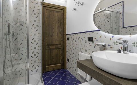 La Piazzetta, Borgo Campassini, Monteriggioni: Mur, Design Intérieur, Luminaire Plomberie, Sol, Sol, Salle De Bains, Robinet, Plomberie, Tuile, Domicile