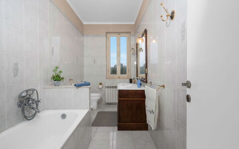 Borgo House In Florentine Hills With Pool: Sol, Luminaire Plomberie, Salle De Bains, Baignoire, Sol, Design Intérieur, Robinet, Évier, Plomberie, Éclairage