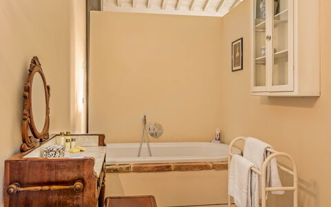 Terra Quercus: Mur, Design Intérieur, Luminaire Plomberie, Baignoire, Salle De Bains, Sol, Sol, Plomberie, Robinet, Éclairage