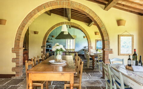 Podere Monti: Meubles, Mur, Bois, Design Intérieur, Table, Domicile, Plafond, Table Cuisine Et Salle A Manger, Chaise, Salle À Manger