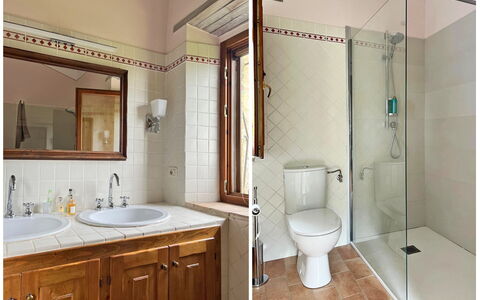 Villa la Felce: Salle De Bains, Luminaire Plomberie, Mur, Design Intérieur, Sol, Sol, Évier, Lavabo, Robinet, Plomberie