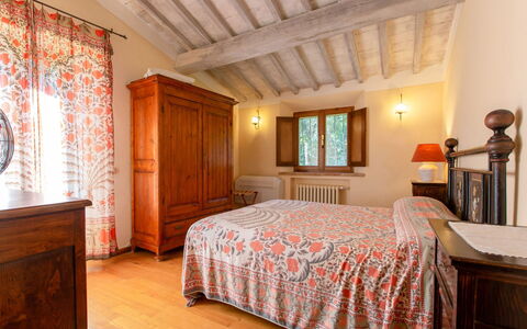 Villa la Felce: Lit, Meubles, Chambre, Design Intérieur, Literie, Drap De Lit, Mur, Bois, Plafond, Linge