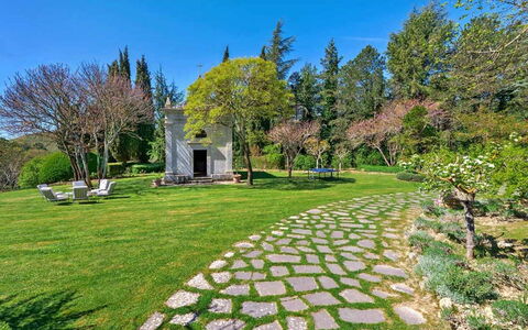 Villa Aiola: Arbre, Herbe, Vert, La Nature, Arbuste, Jardin, Paysage, Couverture De Sol, Printemps, Pelouse
