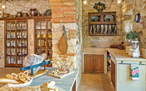 Villa Aiola: Meubles, Design Intérieur, Bois, Sol, Cuisine, Éclairage, Sol, Étagère, Cabinetry, Pièce