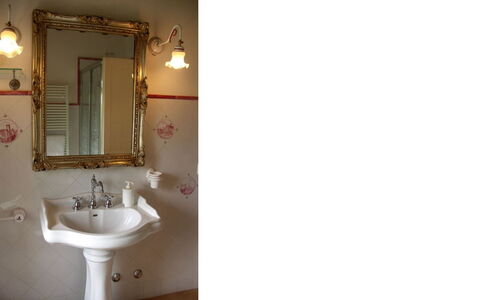 Borgo di Fighine: Mur, Luminaire Plomberie, Lavabo, Robinet, Design Intérieur, Salle De Bains, Plomberie, Évier, Éclairage, Miroir