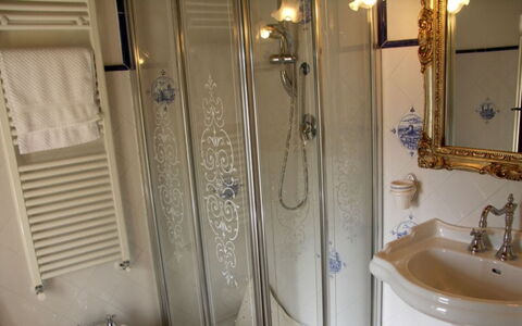 Borgo di Fighine: Mur, Design Intérieur, Luminaire Plomberie, Éclairage, Robinet, Plomberie, Salle De Bains, Pièce, Sol, Miroir