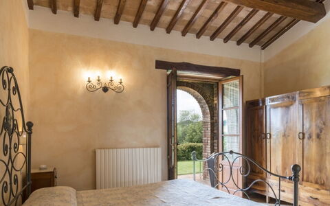 Podere Aurora: Mur, Meubles, Design Intérieur, Plafond, Chambre, Sol, Domicile, Cadre De Lit, Pièce, Lit