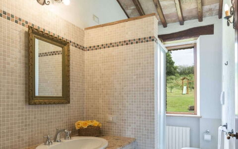 Podere Aurora: Mur, Design Intérieur, Luminaire Plomberie, Sol, Plafond, Sol, Plomberie, Robinet, Salle De Bains, Tuile