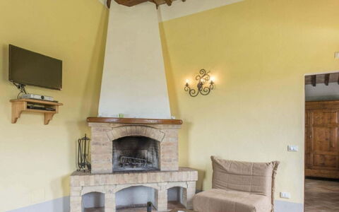 Podere Aurora: Mur, Sol, Design Intérieur, Sol, Meubles, Foyer, Plafond, Pièce, Domicile, Salon