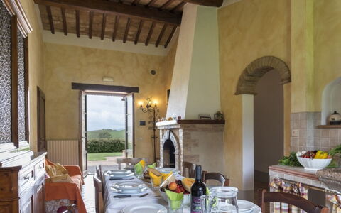 Podere Aurora: Meubles, Domicile, Table, Ferme, Chaise, Table Cuisine Et Salle A Manger, Villa, Rayonnage, Plante D'Appartement, Salle À Manger