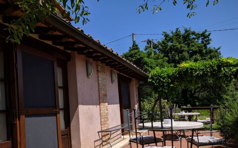 Podere della Bruciata: Porte, Ombre, Chalet, Chaise, Balcon, Mobilier De Jardin, Tableau De Plein Air, Arrière-Cour, Cour, Tache De Bois