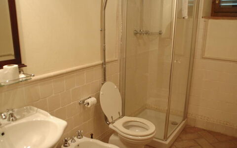 Magnolia e Camelia: Siège De Toilette, Salle De Bains, Luminaire Plomberie, Mur, Toilette, Lavabo, Sol, Sol, Évier, Design Intérieur