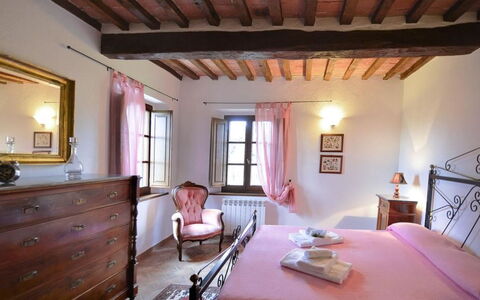 Il Tinaio: Mur, Meubles, Lit, Maison, Domicile, Chambre, Établissements Humains, Drap De Lit, Cadre De Lit, Literie