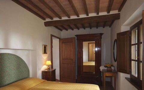 Santo Stefano: Meubles, Design Intérieur, Lit, Chambre, Mur, Bois, Drap De Lit, Literie, Sol, Sol