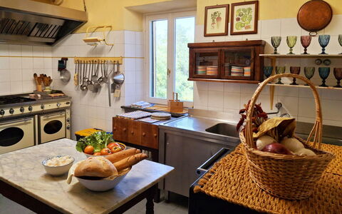 La Palazzina: Meubles, Cuisine, Appareil De Cuisine, Design Intérieur, Comptoir, Bois, Sol, Cabinetry, Principaux Appliance, Éclairage