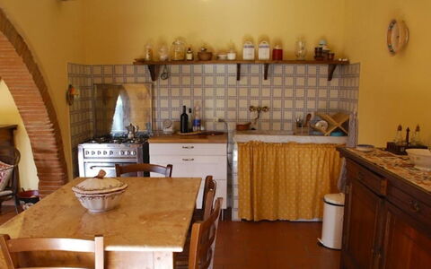 Podere Torre: Meubles, Design Intérieur, Sol, Bois, Cuisine, Pièce, Sol, Cabinetry, Table, Éclairage