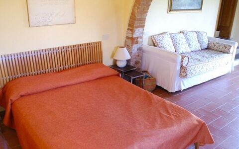 Podere Torre: Meubles, Chambre, Lit, Design Intérieur, Sol, Sol, Drap De Lit, Literie, Pièce, Cadre De Lit