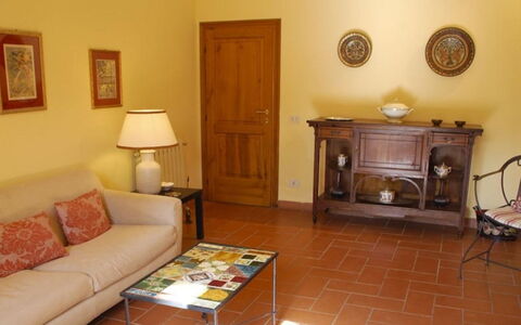 Podere Torre: Meubles, Sol, Design Intérieur, Sol, Bois, Pièce, Cadre, Salon, Éclairage, Marron