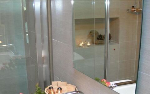 Villa la Tabaccaia: Salle De Bains, Luminaire Plomberie, Design Intérieur, Sol, Plomberie, Sol, Tuile, Verre, Pièce, Porte De Douche