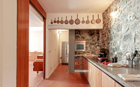 Villa Baia al Mare: Mur, Cuisine, Bois, Sol, Design Intérieur, Comptoir, Plafond, Sol, Domicile, Luminaire