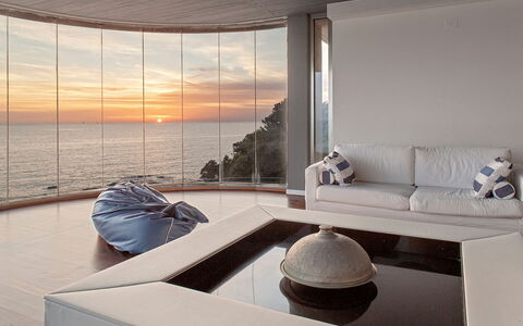 Villa Baia al Mare: Meubles, Design Intérieur, Sol, Sol, Salon, Canapé, Éclairage, Pièce, Mer, Plafond