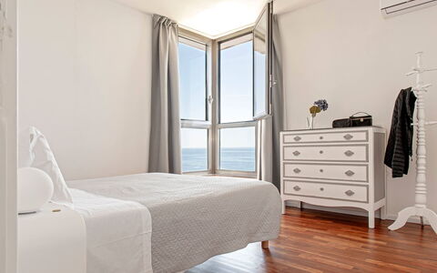 Villa Baia al Mare: Meubles, Design Intérieur, Bois, Sol, Sol, Chambre, Lit, Pièce, Drap De Lit, Éclairage
