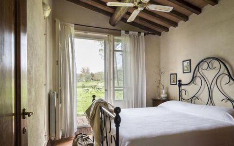 Villa Il Poggio: Meubles, Design Intérieur, Chambre, Lit, Sol, Sol, Cadre De Lit, Éclairage, Literie, Drap De Lit