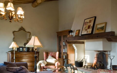 Villa Pipirelli: Meubles, Design Intérieur, Mur, Éclairage, Salon, Sol, Domicile, Pièce, Luminaire, Sol