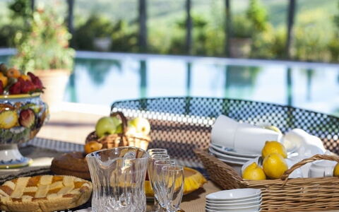 Villa Santa Virginia: Vaisselle, Meubles, Serveware, Table, Aliments, Drinkware, Vaisselle, Fruit, Nappe De Table, Chaise