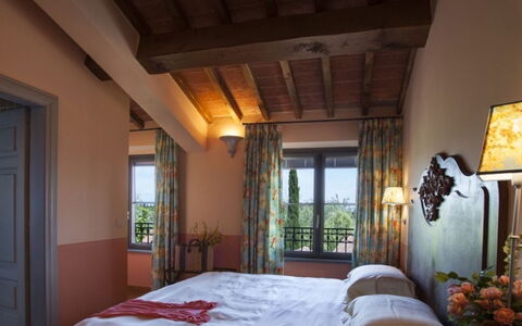 Villa Santa Virginia: Mur, Design Intérieur, Meubles, Éclairage, Chambre, Pièce, Lit, Appartement, Literie, Chaise