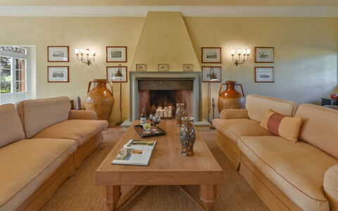 Villa Moscato: Meubles, Design Intérieur, Canapé, Sol, Mur, Sol, Pièce, Bois, Plafond, Salon